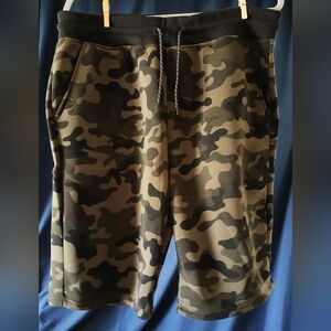 essentials est. 1991 camo sweat shorts